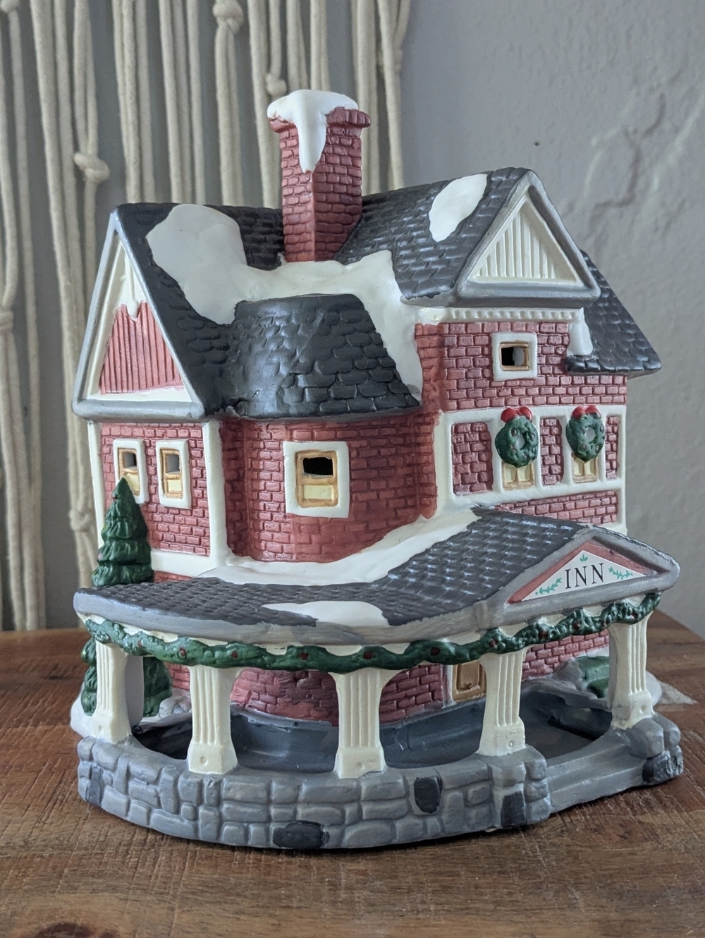 Dickens Collectables Porcelain Lighted House - The Inn - Christmas Village - Picture 3 of 8